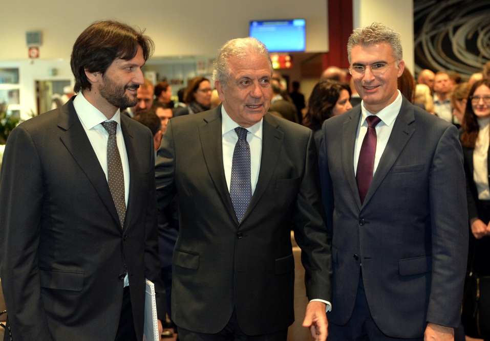 Minister Kaliňák s eurokomisárom Avramoupolusom a ministrom vnútra Malty Carmelom Abelom